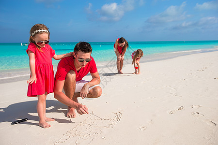 和两个女孩一起过暑假的幸福家庭海滩男人孩子们乐趣假期喜悦享受女儿热带男性图片