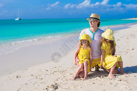 三口欢乐家庭 享受海滩度假父亲热带女孩幸福女儿男人乐趣女性喜悦蓝色图片