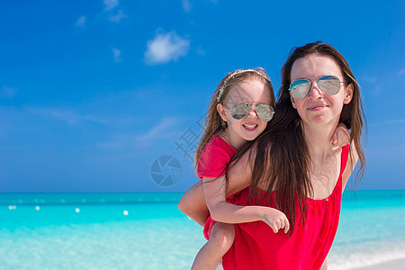 年轻母亲和小女儿在热带海滩玩得开心婴儿情调海岸异国海洋父母父亲乐趣女士妈妈图片