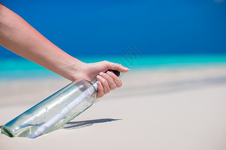 白沙中埋有口信的瓶子土地热带海岸线海岸邮件海景孤独幸存者文档阳光图片