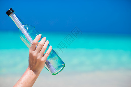 手背景蓝色天空中含有信息插件的瓶土地海岸线气泡玻璃孤独瓶子帮助幸存者抛弃救援图片