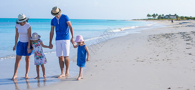 和两个女孩一起过暑假的幸福家庭热带享受父亲乐趣女性婴儿女儿海岸线阳光假期图片