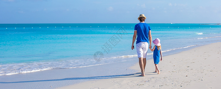 可爱的小可爱女孩和她父亲在海边走着家庭女儿海滩假期乐趣蓝色享受热带孩子婴儿图片