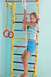 儿童在游乐场的儿童活动娱乐乐趣女孩健身房幼儿园绳索孩子后代教育图片