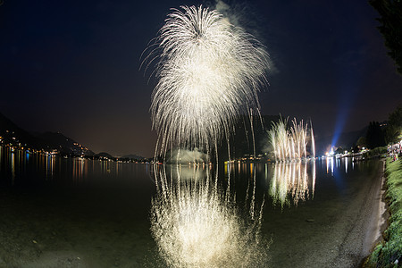 拉韦纳彭特特雷萨卢加诺湖的烟花爱好全景摄影长时间派对图片