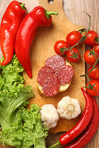 萨拉米香肠木头食物课程辣椒砧板蔬菜营养小吃洋葱胡椒背景图片