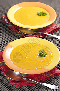 胡萝卜汤盘子服务桌子橙子香菜小吃蔬菜午餐液体食物图片