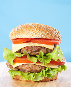 双奶酪汉堡沙拉饮食营养食物垃圾美食小吃牛肉面包蓝色图片