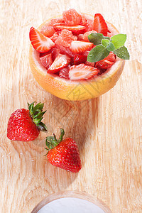 果沙拉加草莓和葡萄油浆果橙子石榴叶子饮食杯子食物热带沙拉营养图片