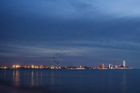 格鲁吉亚巴图米夜景建筑地标环境建筑学旅行蓝色棕榈天空字母大学图片