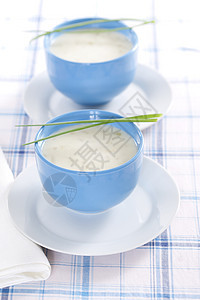 洋葱纯汤草本植物盘子奶油午餐烹饪韭葱用餐蓝色液体美食图片