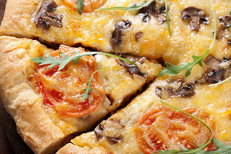 带蘑菇和西红柿的比萨用餐托盘火腿洋葱午餐面团香肠木板食物蔬菜图片