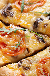 带蘑菇和西红柿的比萨用餐木板火腿面团托盘脆皮馅饼小吃育肥洋葱图片