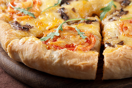 带蘑菇和西红柿的比萨用餐食物午餐托盘香肠美食木板面团洋葱火腿图片