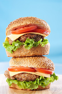 两个芝士汉堡牛肉蓝色垃圾芝麻沙拉食物洋葱野餐面包饮食图片