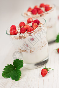 配有梅斯里和草莓的酸奶早餐玻璃营养奶油甜点排毒覆盆子小吃美食奶制品图片
