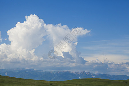 绿草草和蓝天空草原爬坡农场牧场晴天天空天气季节太阳地平线图片