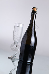 香槟酒瓶反射玻璃包装奢华软木瓶子背景图片