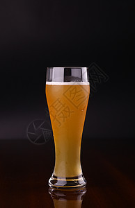 啤酒杯工艺小麦黑色液体玻璃饮料啤酒酿造背景图片