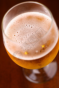 啤酒杯啤酒液体饮料工艺酿造玻璃木头背景图片