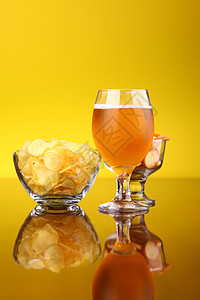 啤酒杯酿造小吃玻璃饮料黄色工艺啤酒液体筹码高清图片