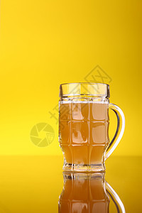 啤酒杯黄色酒杯工艺液体饮料啤酒玻璃酿造小麦背景图片