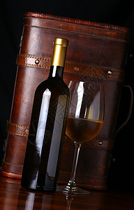 白酒瓶木头灰色瓶子玻璃案件背景图片
