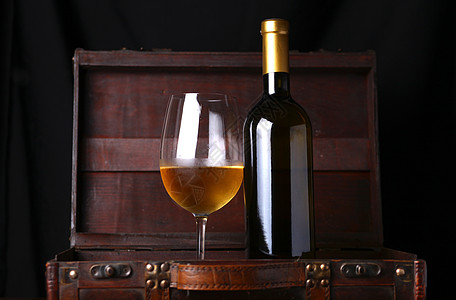 白酒瓶玻璃木头瓶子案件灰色背景图片
