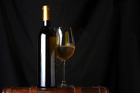 白酒瓶玻璃木头瓶子灰色案件背景图片