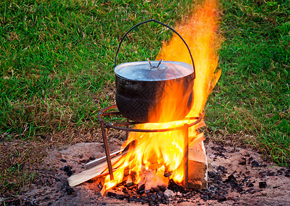 火上有一个锅子 煮饭在锅里图片
