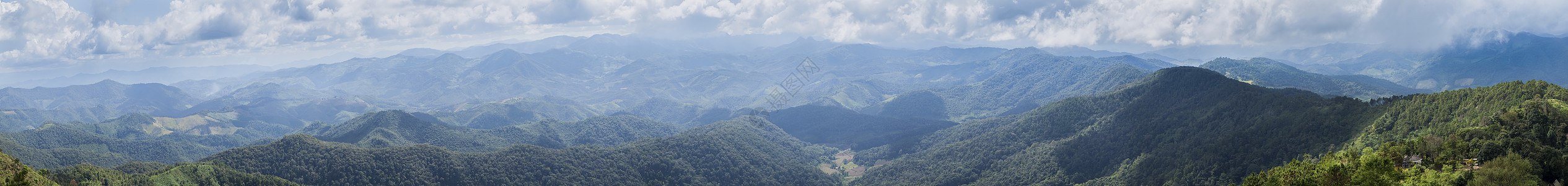 山林和天空面积顶峰天气荒野薄雾土地季节植物草地农村阳光图片