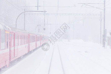 雪中火车铁路季节季节性红色遗产蒸汽运输机车旅行车皮图片