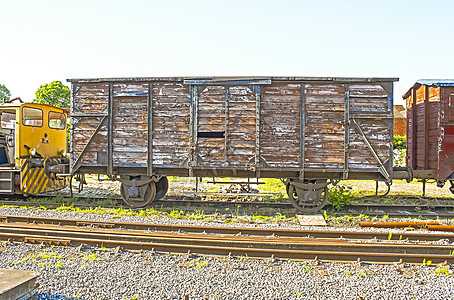 铁路上的老旧火车车厢机车运输货运商业车站金属天空货物车皮车辆图片
