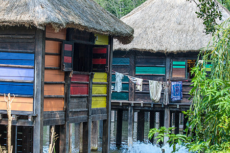 非洲富含多彩的斯图尔特村 与洗衣一起漂浮传统木头农场城市文化竹子气候住宅阳光收获图片