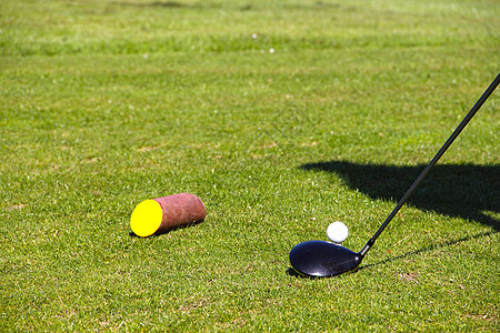 高尔夫球打在地上俱乐部球座闲暇球道阴影课程白色草地运动游戏图片
