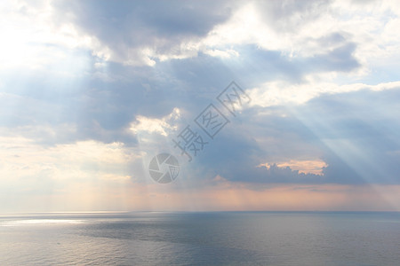 光线穿透海云阳光射线上帝反射天空旅行天气海岸太阳日落背景图片