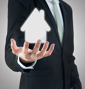 孤立的商务人士站立姿势手持房屋标志物投资财产盒子建筑金属建筑学房子保险男人力量图片
