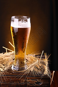 杯啤酒在胸口上饮料酒馆大麦酿造泡沫麦芽黄色小麦木头布料图片