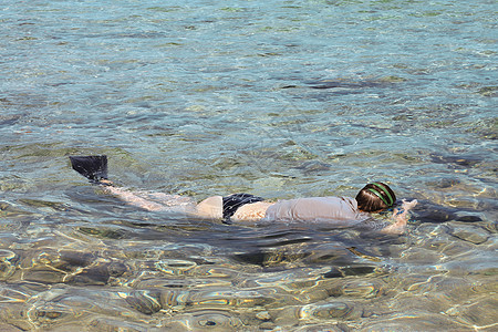女摄影师潜水进入红海水面具脱水照片潜水员红色热带相机海洋浮潜波浪图片