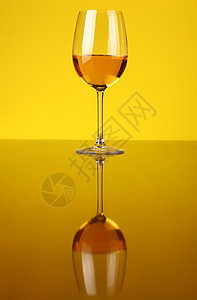 白葡萄酒杯反射白酒玻璃黄色奢华背景图片