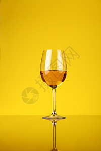 白葡萄酒杯白酒玻璃奢华黄色反射背景图片