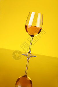 白葡萄酒杯玻璃白酒黄色反射奢华背景图片