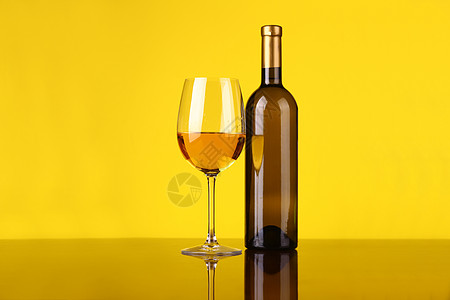 白葡萄酒杯玻璃黄色反射奢华白酒背景图片