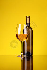 白葡萄酒杯白酒反射玻璃黄色奢华背景图片