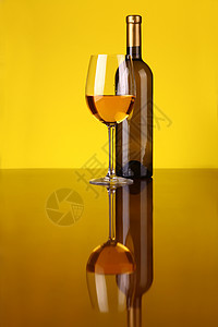 白葡萄酒杯反射黄色奢华白酒玻璃背景图片