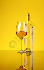 白葡萄酒杯奢华反射白酒玻璃黄色背景图片