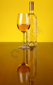白葡萄酒杯反射黄色白酒奢华玻璃背景图片