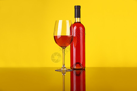 玫瑰酒杯瓶子奢华黄色粉色玻璃反射图片