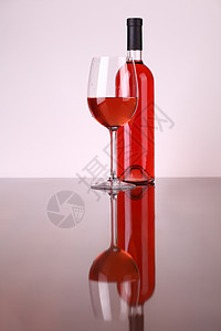 玫瑰酒杯瓶子反射粉色玻璃白色奢华图片