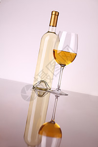 白葡萄酒杯白酒白色反射瓶子奢华玻璃背景图片